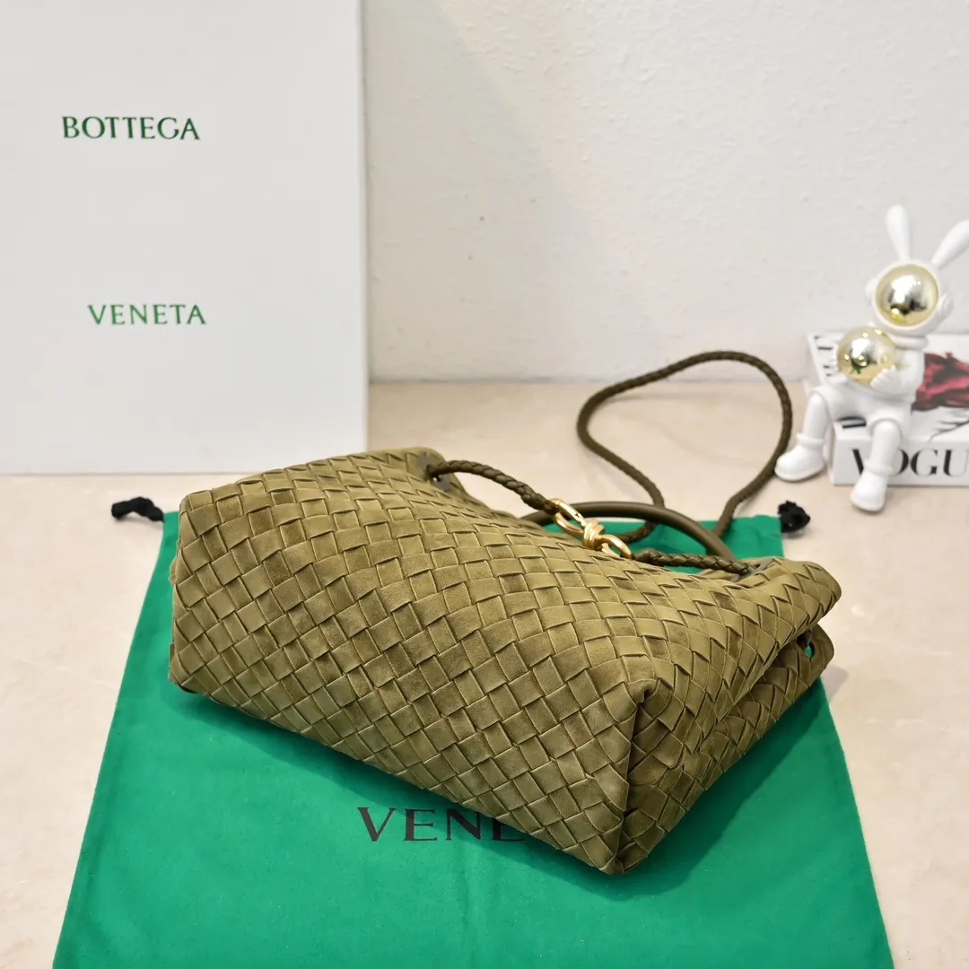 Batch 2360 BV new Andiamo is shipped‼ ️Really popular🔥The new Andiamo woven handbag launched by Bottega Veneta this season is really popular all over the world! ! Celebrities at home and abroad have worn it, and Oscar-winning actress Michelle Yeoh has taken it out on the street. Song Jia, Trai Yara, Yu Feihong, Sanji Ayaka, Rosie Hunting-Whiteley, Yoshioka Riho, etc. have all picked up this bag. It is classic and versatile, showing off its temperament, and the bag capacity is also large, which is very convenient for daily commuting! ! A variety of carrying methods, the shoulder straps can be adjusted by yourself, the original lambskin feels soft and delicate, and the unisex style breaks gender boundaries and brings a more practical and longer-lasting use experience. Andiamo, which has both elegant and casual styles, perfectly interprets the true appearance of "fashionable old money style". Style number: 8463 Size: 32*24*12